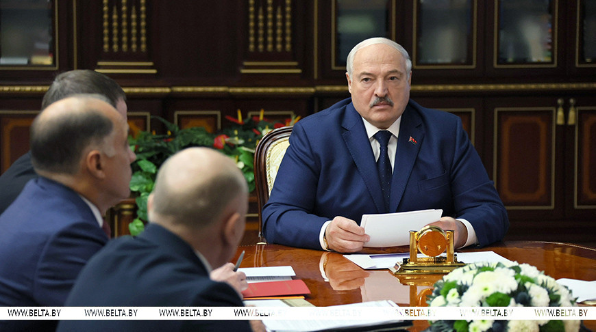 Глобальная обстановка в мире и отношения с США стали темами совещания у Лукашенко