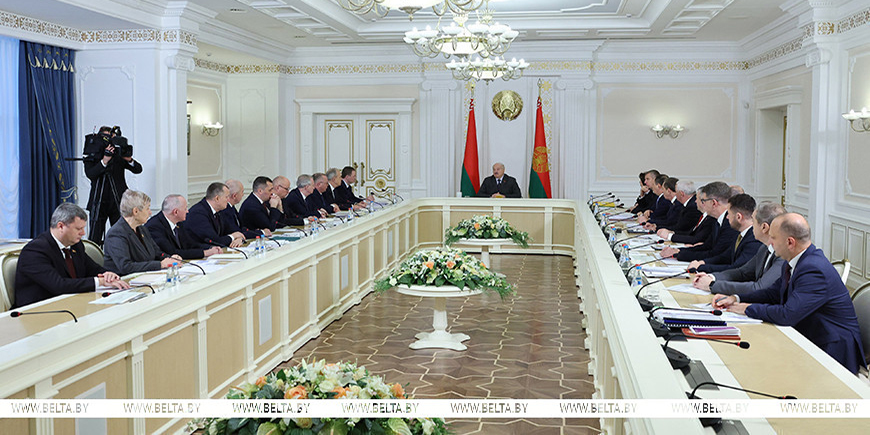 Лукашенко представили два варианта программы пятилетки, но без консенсуса. Какие вопросы ставит Президент?